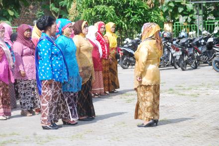 Upacara Peringatan Hari Kartini oleh TP-PKK Desa C