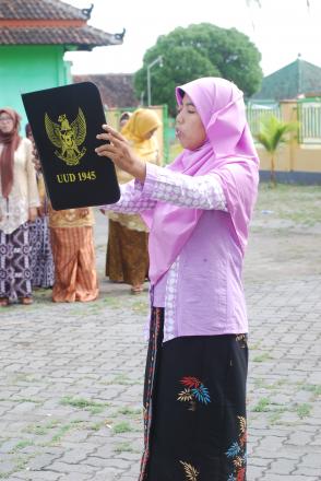 Upacara Peringatan Hari Kartini oleh TP-PKK Desa C
