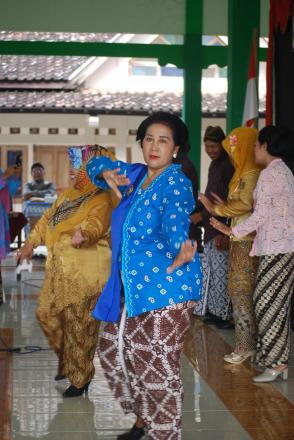 Lomba Menyanyi Ibu-Ibu PKK