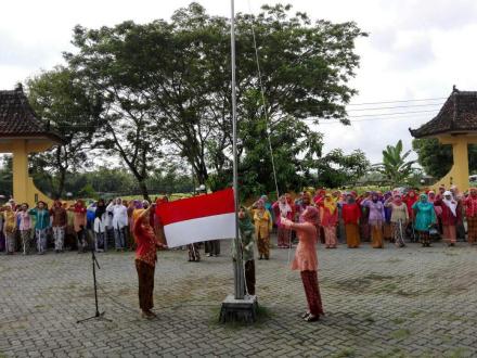 Upacara Peringatan Hari Kartini oleh TP-PKK Desa C